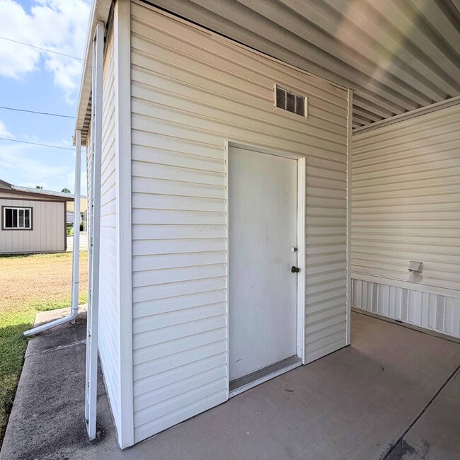 Building Photo - 117 Los Platanos St