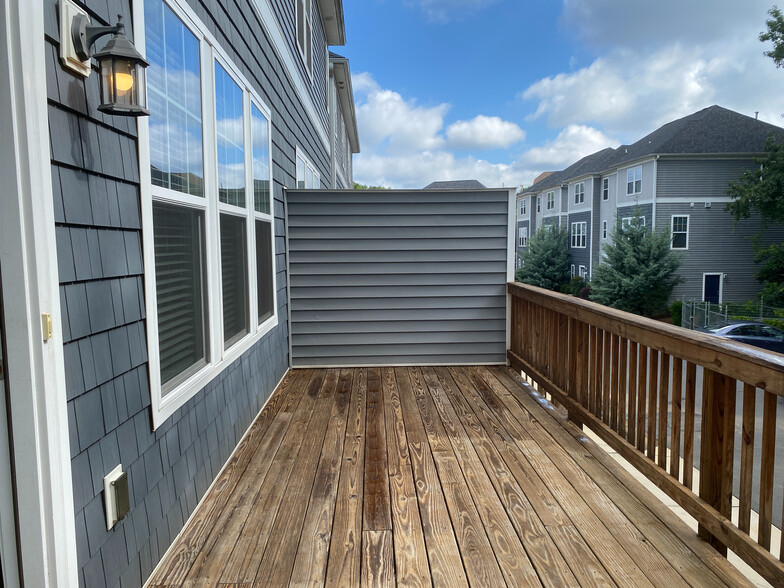 Building Photo - Room in Townhome on Sharonbrook Dr