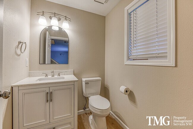 Building Photo - Wonderful 2 Story 3 Bed 2.5 Bath Home in Five Corners!