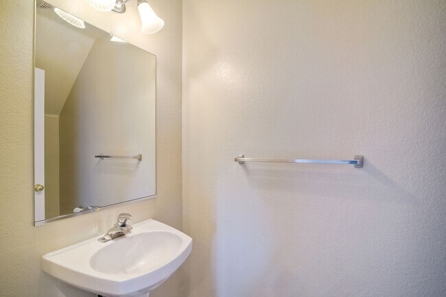 Building Photo - Immaculate Town Home in the Valencia Commu...