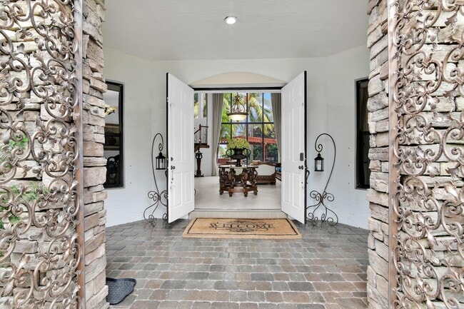 Building Photo - 10703 Versailles Blvd