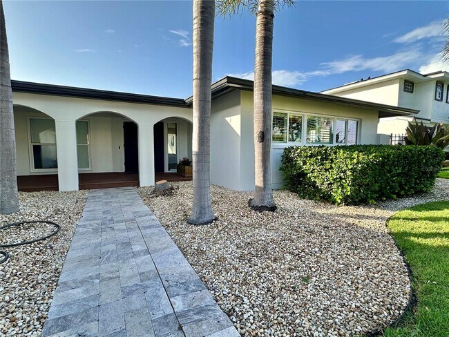 Building Photo - 320 Palm Island NE