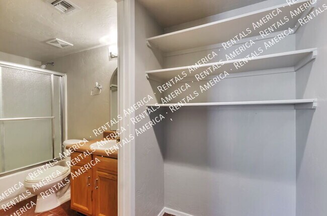 Building Photo - 1013 E Halcyon Rd