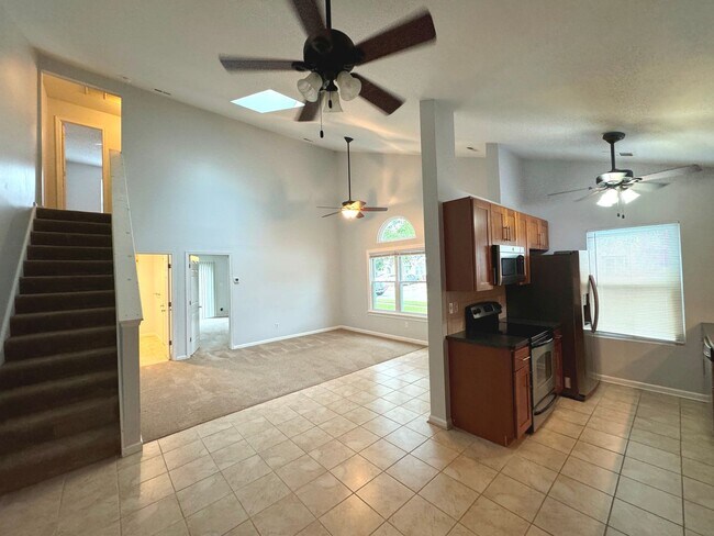 Building Photo - End unit Townhome in the heart of Chesapeake! Available Late July