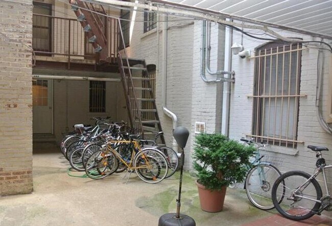 Building Photo - Historic Georgetown Sunny 2 Bedroom 1.5 Ba...