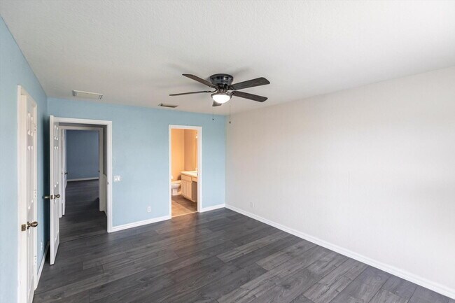 Building Photo - Rare 5 Bedroom Pool Home in Gated Community
