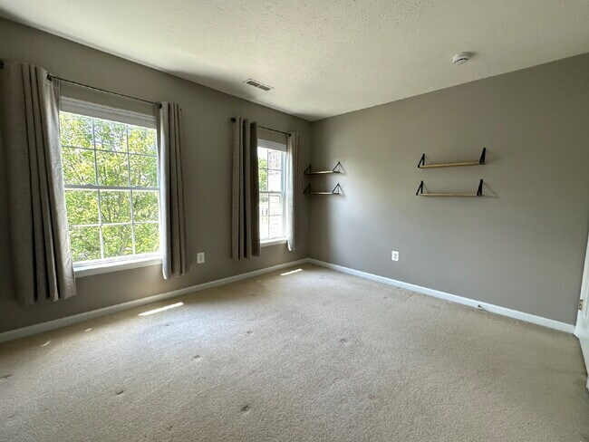 Building Photo - Gorgeous 6-Bedroom 3.5-Bath Colonial in Ma...