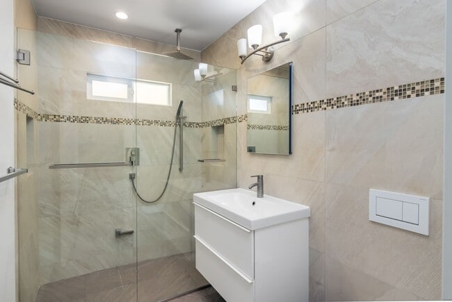 Building Photo - 15439 Vose St