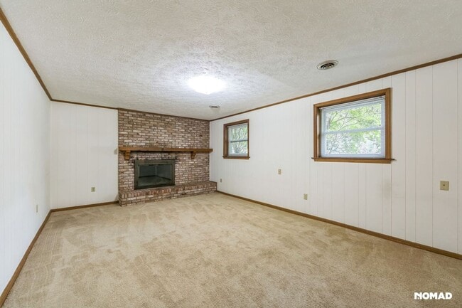Building Photo - Spacious 4BR House in Asheville