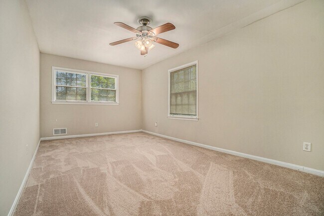 Building Photo - Large 4 Bedroom 3 Bath Home