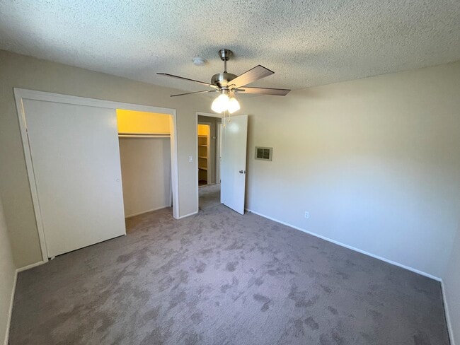 Building Photo - 100 S Altadena Dr