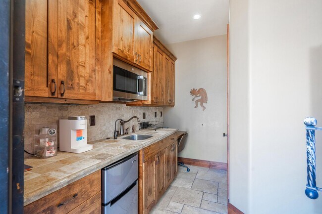 Building Photo - Exquisite Custom Home in Prestigious Commu...