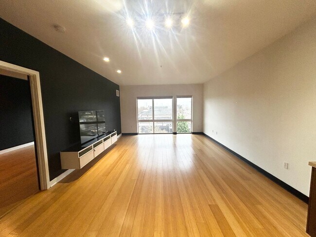 Building Photo - 2 Bedroom Lofts in Overlook! Water, Sewer and Garbage Included!!!