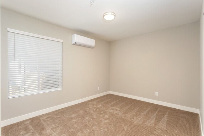Building Photo - Modern Condo West of PCH!