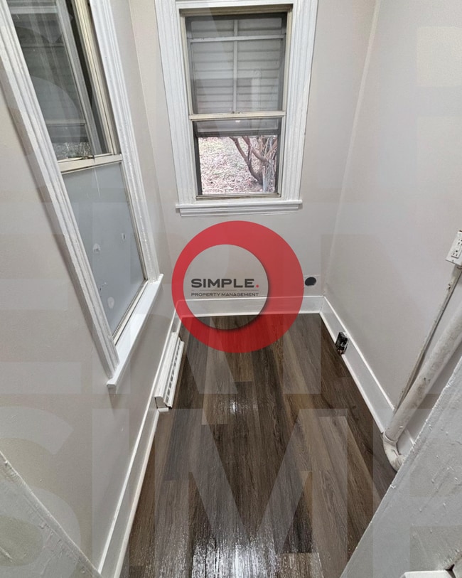 Building Photo - 4 Bedroom / 1 bathroom house