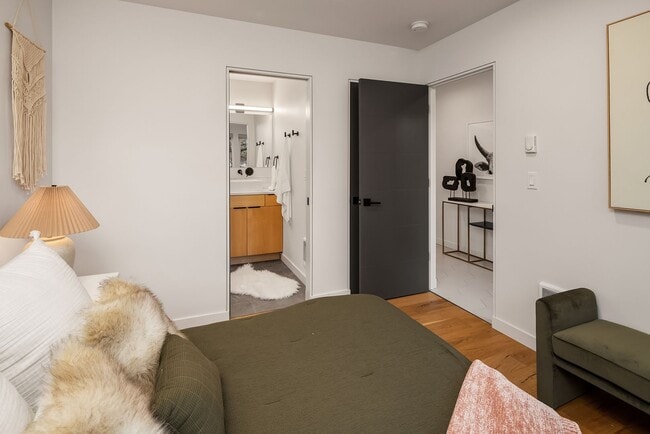 Building Photo - Beautiful New Townhome in Mapleleaf!