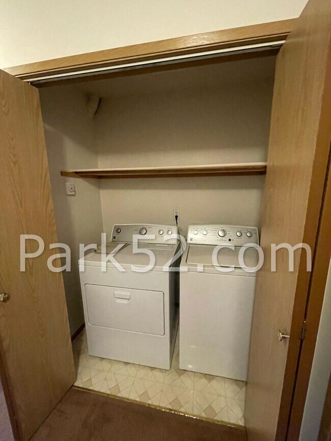 Building Photo - 2 Bedroom University Place Townhome