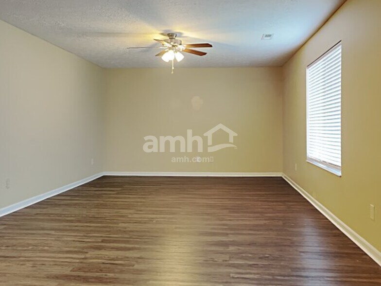 Building Photo - 2330 Antoinette Way