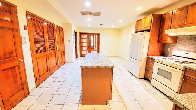 Building Photo - 129 Park Ave