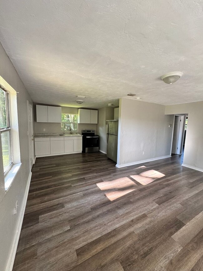 Building Photo - 203 D St