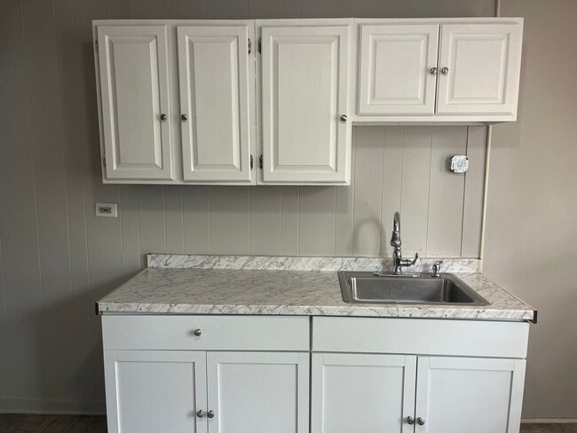 Building Photo - ACCEPTING SECTION 8 - 3 Bedroom 1 Bath Hom...