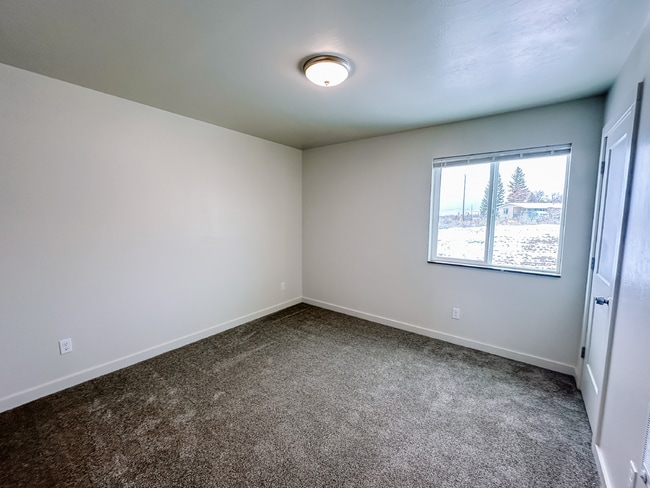 Building Photo - Newer Duplex for Rent Between Twin Bridges and Sheridan!