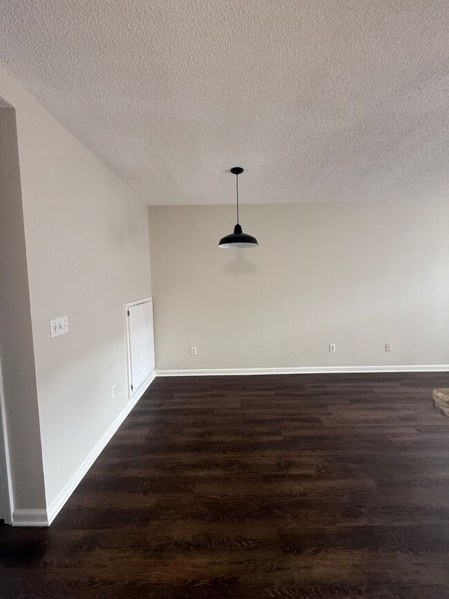 Building Photo - Available NOW- 113 Commons-Move in Special 1/2 off the first month rent with 12-month Lease