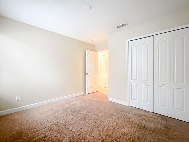 Building Photo - 6 BEDROOM 3 BATHROOM TWO STORY HOME ON IND...