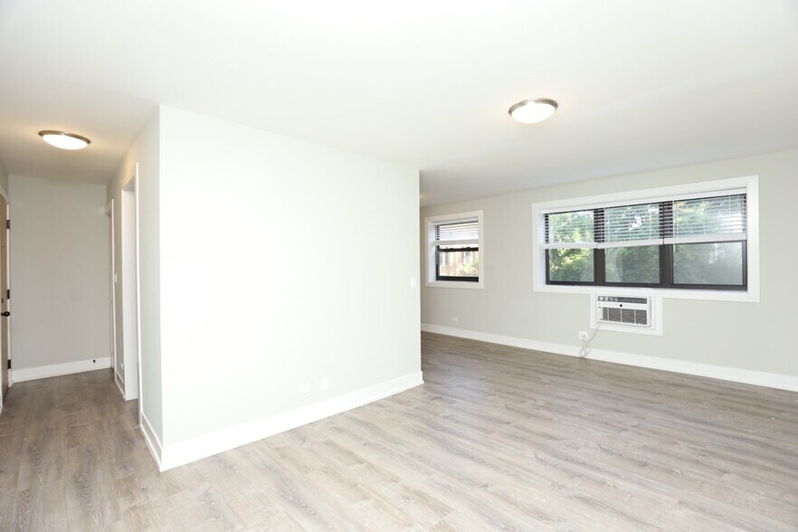 Building Photo - 533 W Surf St