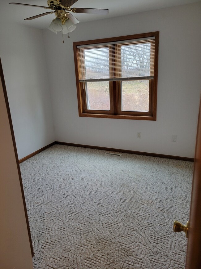 10×12 bedroom - 153 Jennifer Ln