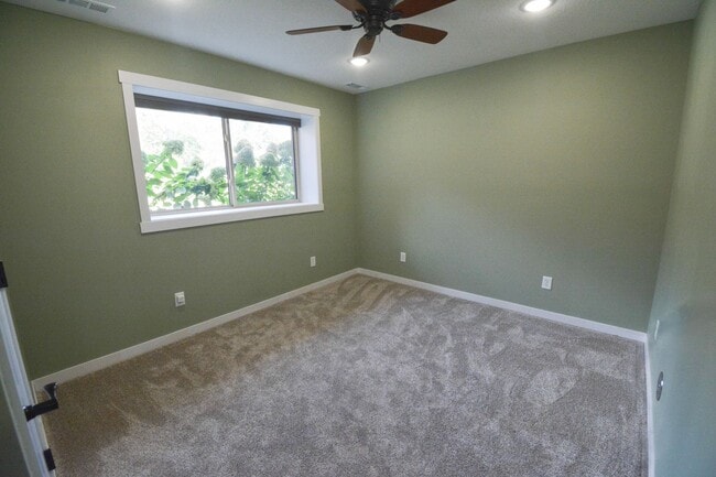 Building Photo - Spacious and Stunning 5 Bed 4 Bath For Ren...