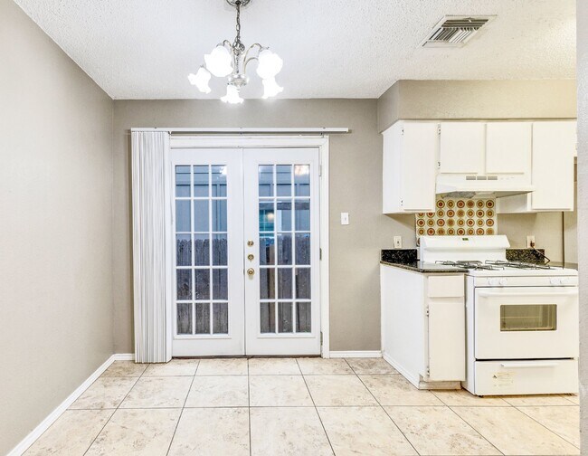 Building Photo - North Austin Duplex 2 Bedroom with a Large Yard!