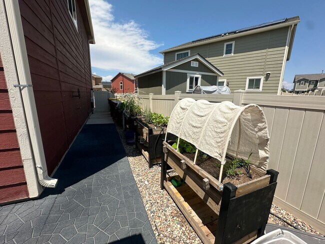 Building Photo - Stunning 4 Bed Home with Hot Tub in Founta...