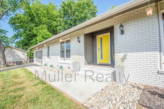 Building Photo - 10837 Dineen Dr