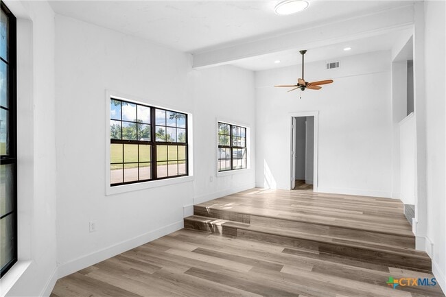 Building Photo - 1524 E Avenue B
