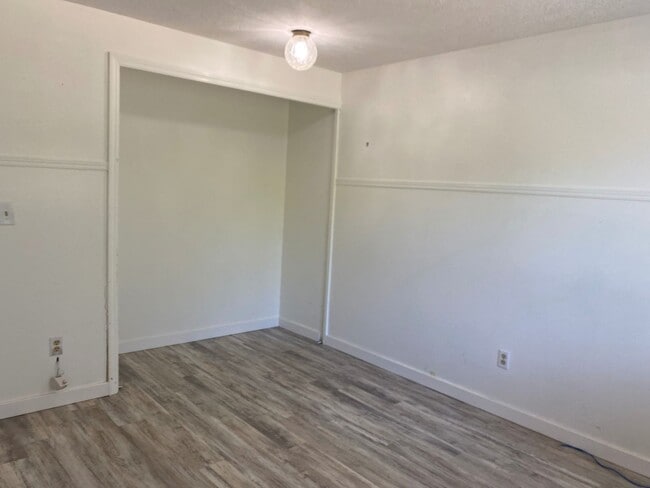 Building Photo - Rare Five Bedroom On Quiet Cul-de-Sac