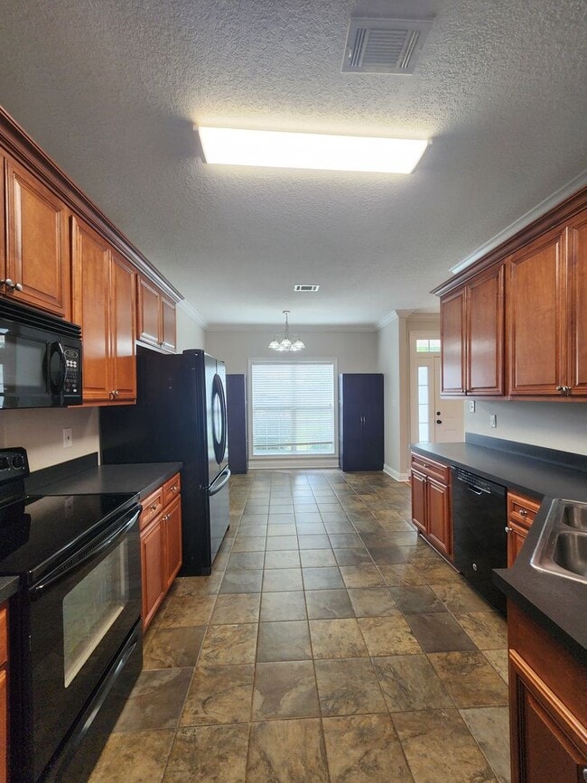 Building Photo - Spacious 4BD/2BA Home in Hahira with Screened Porch & Above Ground Pool!