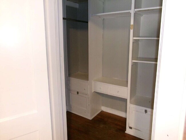 Building Photo - ** MOVE IN SPECIAL** Charming 1-Bedroom Apartment in South St. Louis