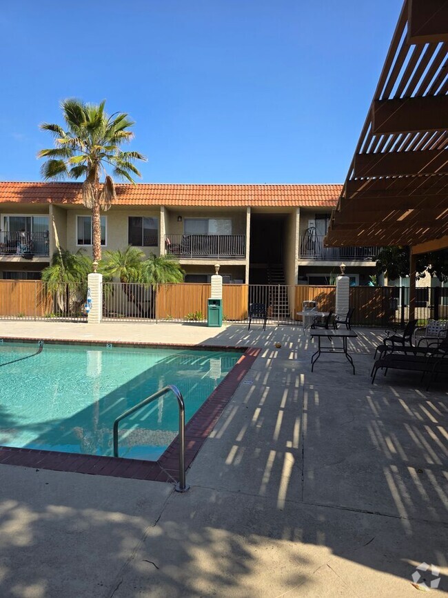Building Photo - Renovated downstairs 2 bedroom 1 bath cond...