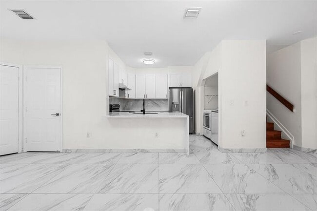 Building Photo - 7923 N Southwood Cir