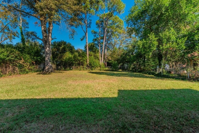 Building Photo - $1,300 - 3 bed/2 bath house for rent in Fl...
