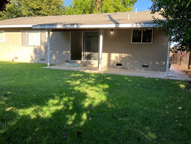 Building Photo - 2009 Reseda Ln