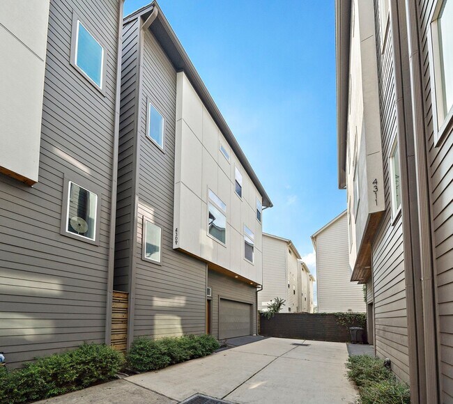 Building Photo - 4309 Marina St