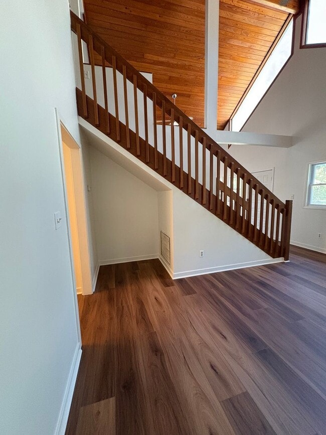 Building Photo - One-of-a-kind Home on 2.2 Acres – $1,700/m...