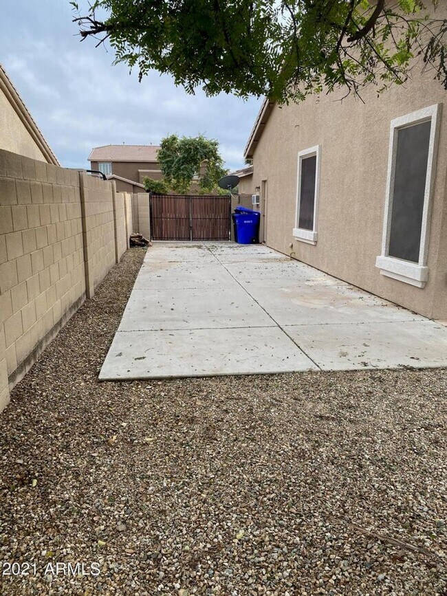 Building Photo - Beautiful 4 bedroom/ 2bath all on one story.