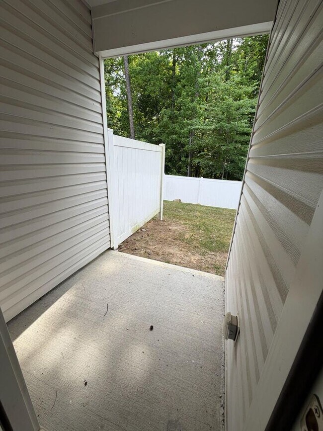 Building Photo - Brand new 3 bedroom townhome available for immediate move in!