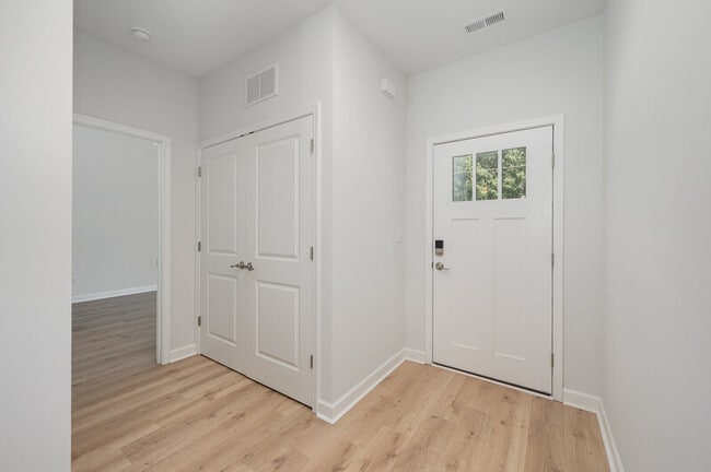 Building Photo - 605 Queens Rd