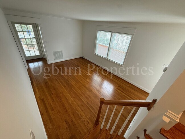 Building Photo - 120 Crafton St