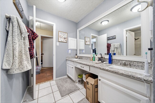 Building Photo - 411 Forest Hills Dr