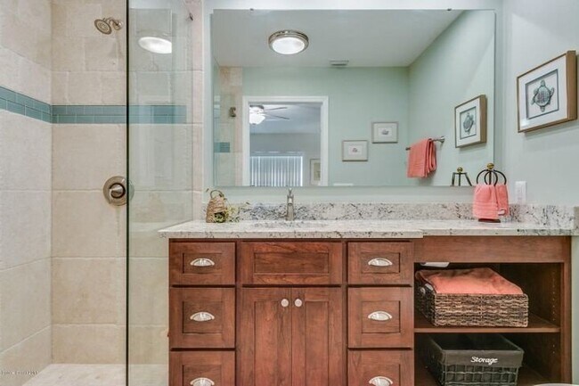 Building Photo - Beautiful Townhome Walking Distance to the...